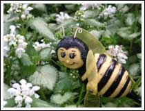 Bee among white flowers: 1/500 sec., F3.6 and ISO 160 with fill-in flash (File size: 462 KB)