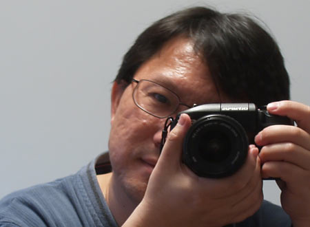 The EVOLT E-330 in the hands
