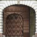 Designer uses 20,000 hexagonal wooden “pixels” to create archway
